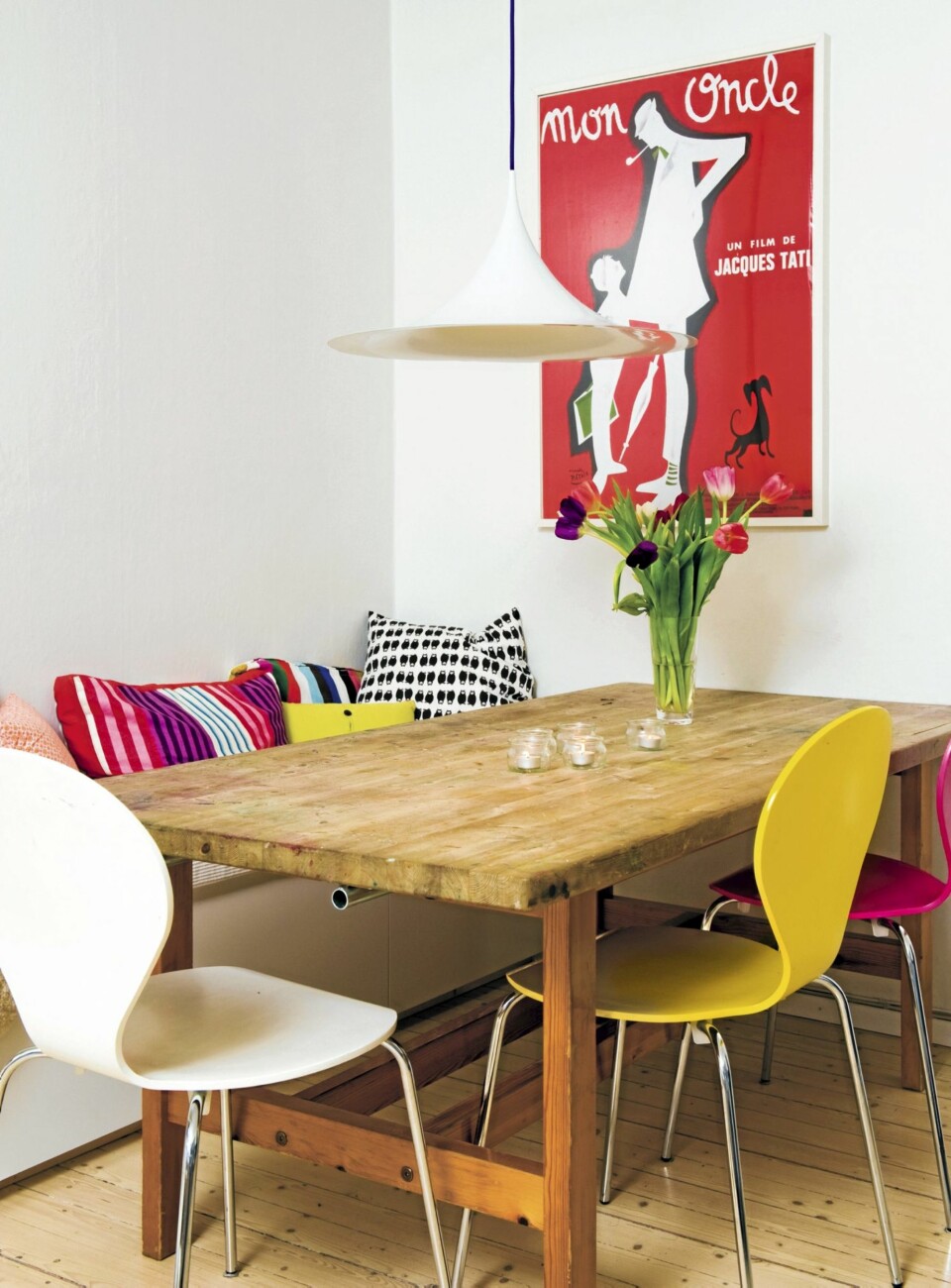 BORD FRA SFO: Bordet fikk Charlotte fra SFO. Rundt bordet står fargerike skallstoler hun kjøpte for pengene hun fikk til 18-årsdagen
sin. Benken er egentlig kjøkkenskap som er satt på gulvet. Trompetlampen er en god klassiker.