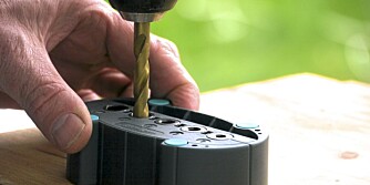 Guide: Skal du bore i rett vinkel ka du bruke en boreguide. kr 139/Clas Ohlson Guide: Skal du bore i rett vinkel ka du bruke en boreguide. kr 139/Clas Ohlson