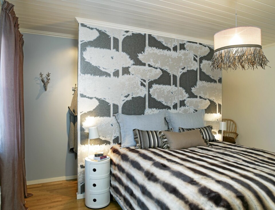 SKJULEVEGG: Den femte veggen, som også utgjør sengegavlen, skjuler skapene og knaggrekken, og bidrar til ro og ryddighet. Ved å trekke sengen ut fra veggen og bygge den nye veggen, forsvant noe av gulvarealet foran sengen. Men fremdeles er det tilstrekkelig plass til å bevege seg rundt i rommet.