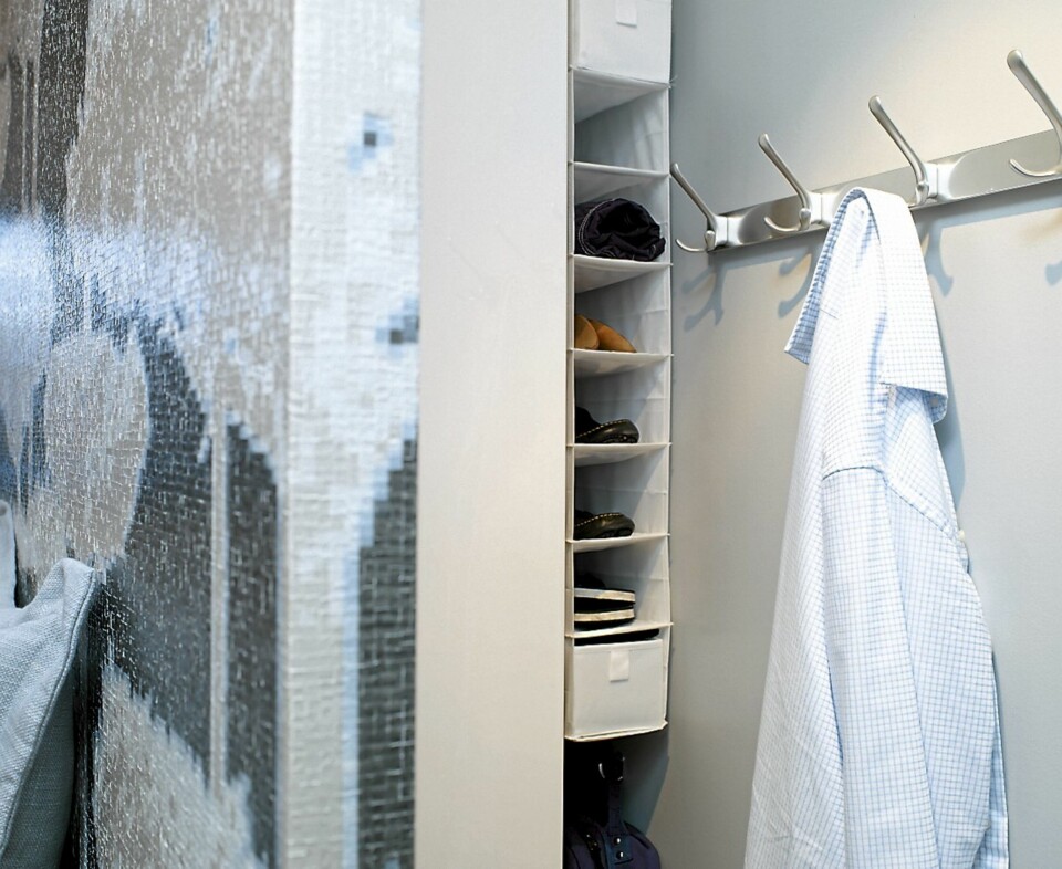 ROM FOR OPPBEVARING: Bak veggen har interiørarkitekten plassert et høyskap og en stoffhylle, begge fra Ikea. Løsningen er identisk på hver side, slik at paret får hvert sitt personlige skap.