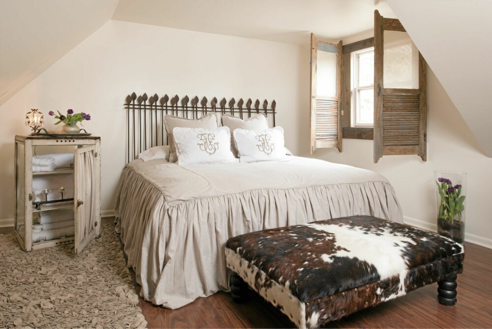 SOVEROM: Det tredje soverommet i gårdshuset har en rustikk og landlig stil.
