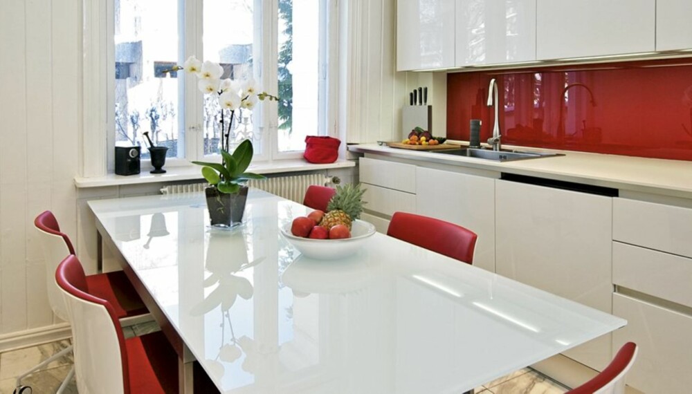 Spennende med farge: Glassplaten bak benken matsjer stolene. Spennende med farge: Glassplaten bak benken matsjer stolene.