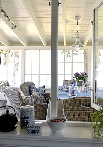 GLASSVERANDA.Halvparten av terrassen er innebyget med glass. Kurvstolene med håndtak er fra Home & Cottage.
