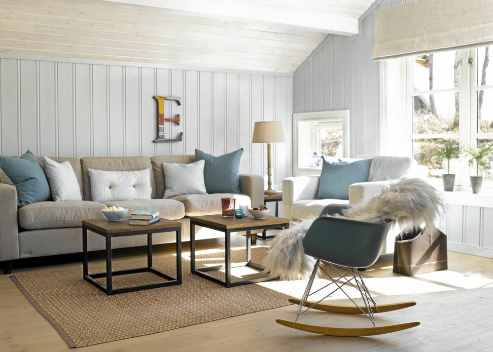 DUST OG HARMONISK: Den harmoniske farge­bruken gir stuen et friskt og sommerlig uttrykk. Gyngestolen Rar fra Eames, og bokstaven på veggen, er spennende innslag i interiøret. Sofaen fra Brunstad heter Fantasy.