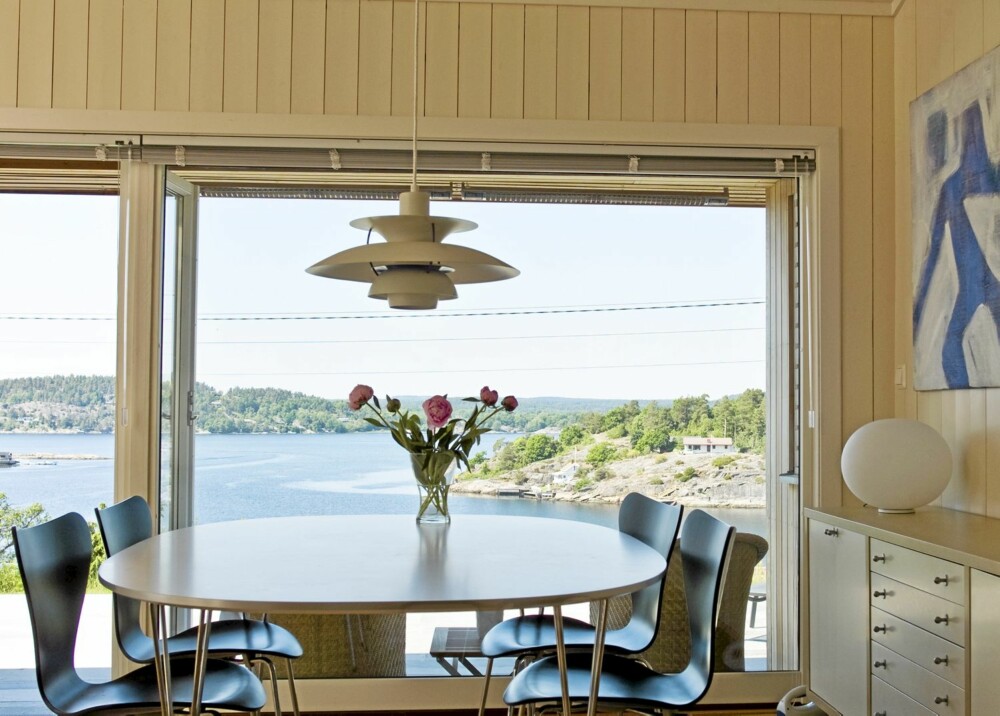 BLANDING. Familien har blandet gammelt og nytt i hytta. Mye av interiøret er nordisk design, som blant annet stolene av Arne Jacobsen og bordet fra Fritz Hansen.