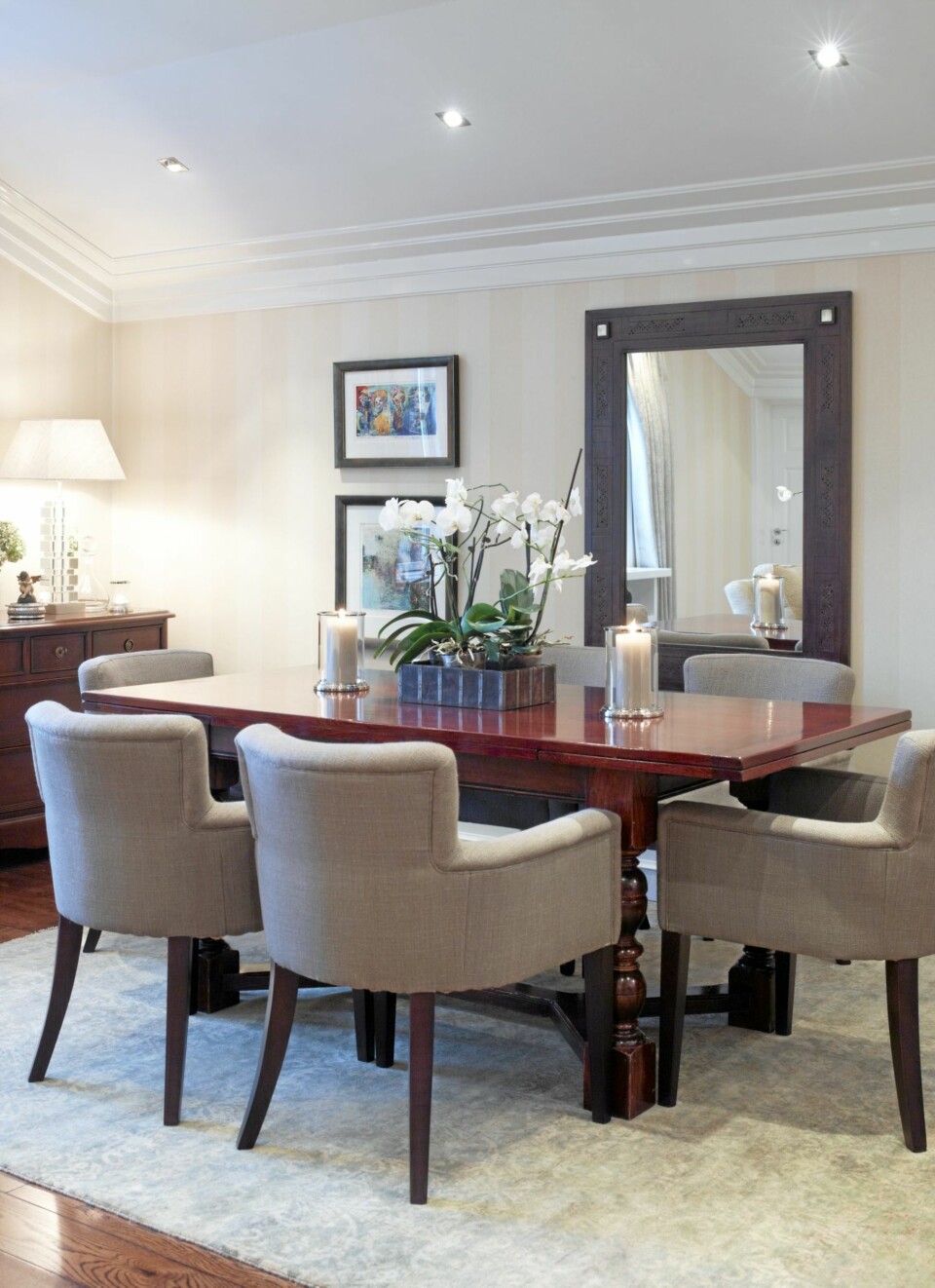 I spisestuen kan man nyte et måltid i komfortable stoler fra Delford House rundt det massive trebordet. De lyse fargene og det store speilet på veggen er med på å øke romfølelsen.