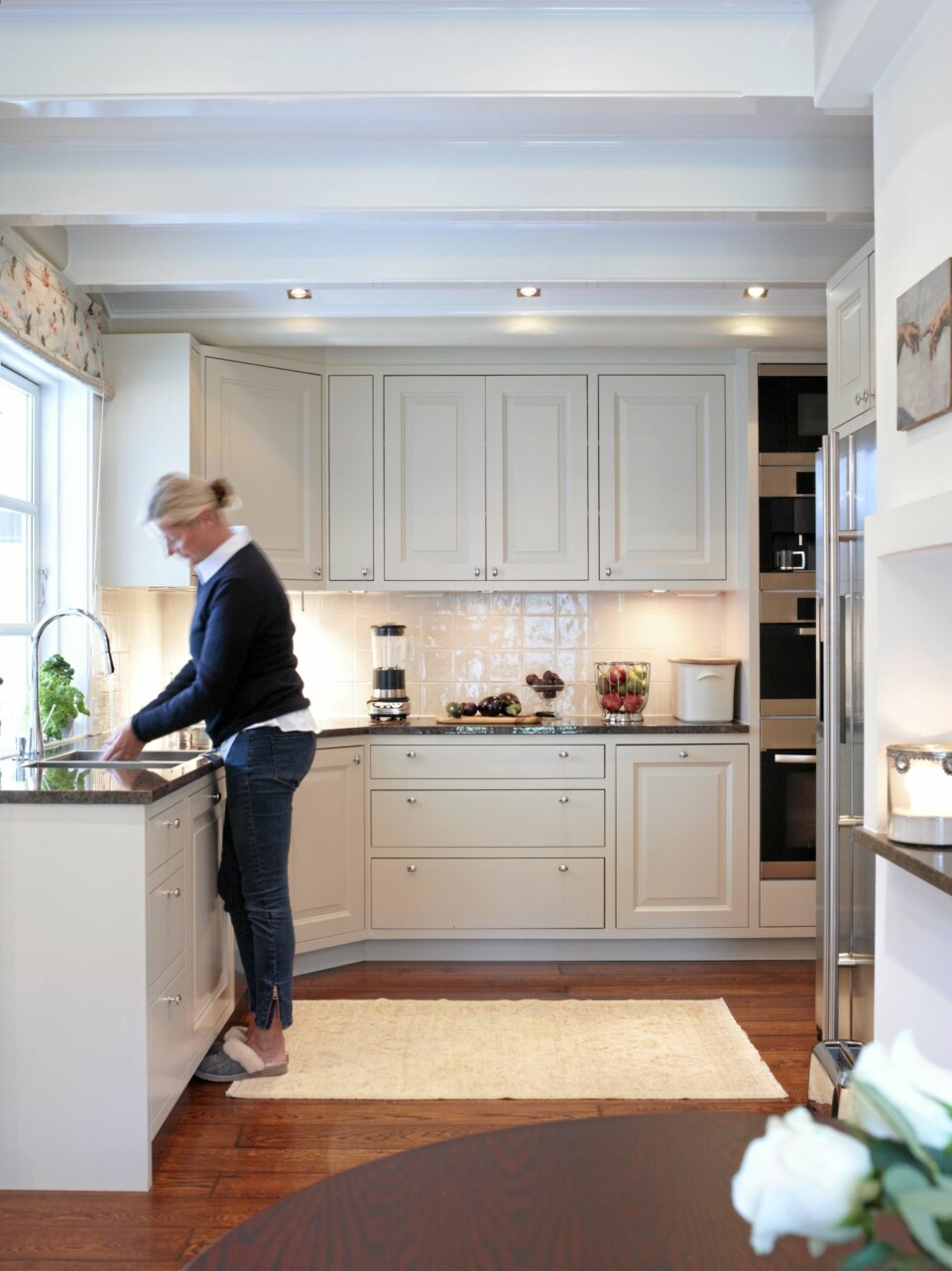 KJØKKENFINT. Marzena ville ha et lyst kjøkken som er lett å holde ryddig. Stort vindu over kjøkkenbenken gir fint lys.