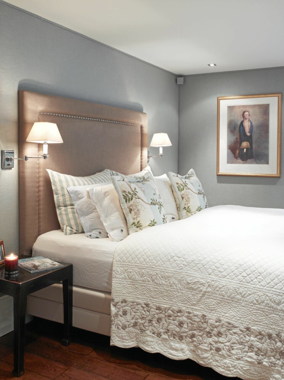 HØYGAVLET. Sengegavlen når høyt opp på veggen og gir sengen et majestetisk preg. Et lass av puter og det franske, gamle sengeteppet tilfører litt romantikk.