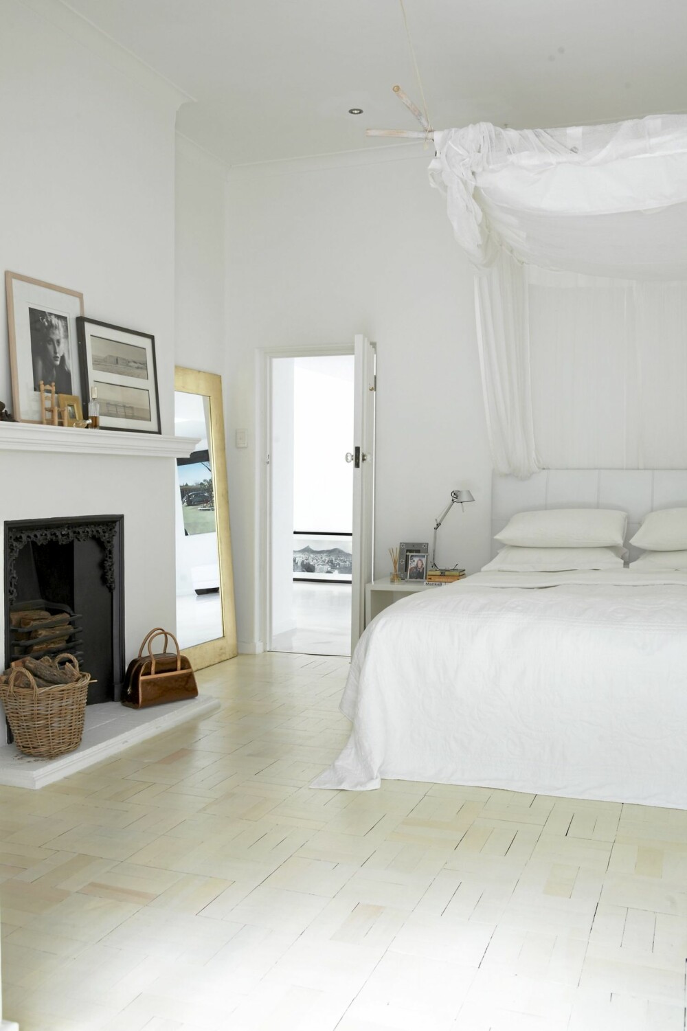 HVITE FLATER: Soverommet er malt hvitt for at det skal bli så lyst som mulig.