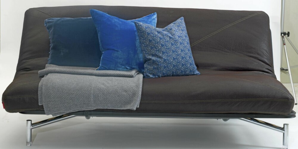 UNGDOMMELIG: Tøff sofa i lærtekstil fra danske Innovation. 140 x 200 cm, kr 8795, Blåmann. Puter, kr 498 og 598, Bolina.