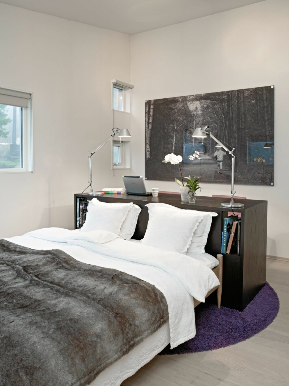HJEMLIG JOBBSUITE: For å skape hotellfølelse hjemme er dette rommet kombinert soverom og hjemmekontor. Bordlampene kan fungere både som leselys på sengen, eller arbeidslys.