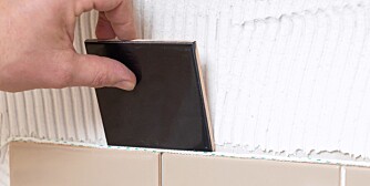 LITEN FLISRAD: Vipp flisen på plass for et pent resultat. LITEN FLISRAD: Vipp flisen på plass for et pent resultat.