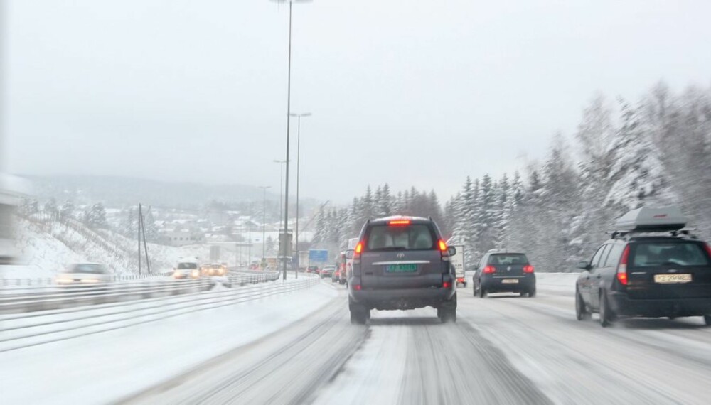 VANSKELIG FØRE: Når det faller flere titalls centimeter snø i løpet av få dager, blir kjøreforholdene ekstremt vanskelige.