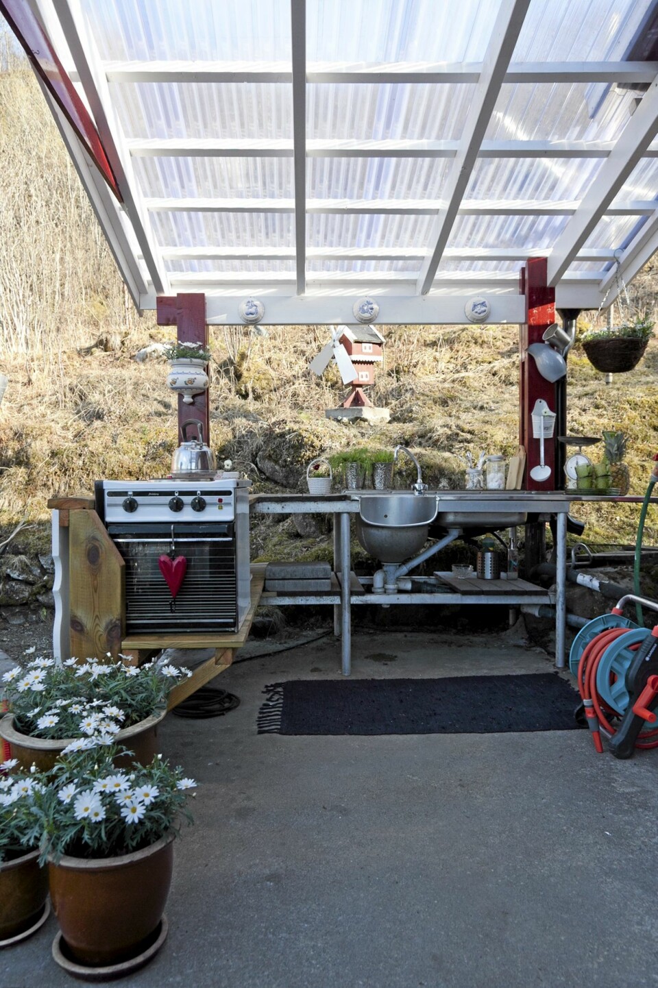 KANALPLATER: Bruk kanalplater i plast, noe som gir mer lys til området under taket.