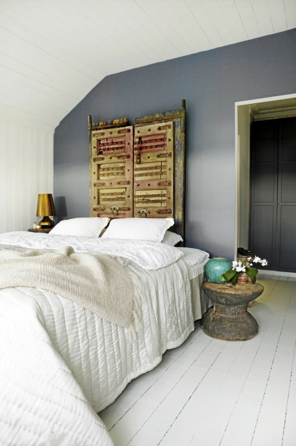DØRBLAD: Sengegavlen på dette soverommet er lagd av to gamle dørblad.