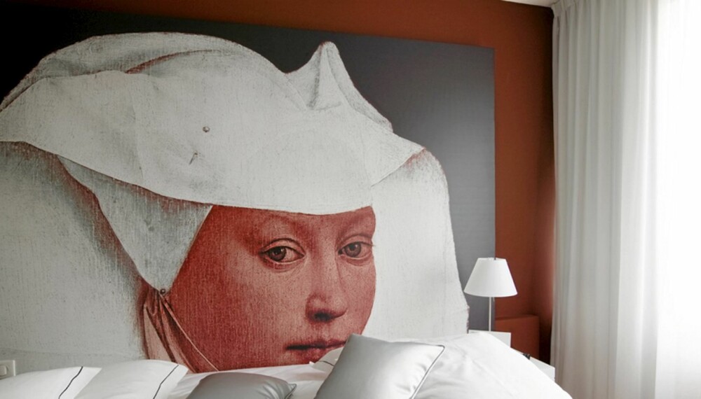 FOTOGRAFISK: Du kan tapetsere sengegavlen med fotomaleri som blant annet kan bestilles i ulike størrelser hos photowall.no Denne gavlen fant vi på et hotell i Antwerpen.