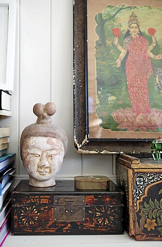 REISEMINNER. Skulptur fra Kina og bilde som er signert den indiske kunstneren Ravi Varma. REISEMINNER. Skulptur fra Kina og bilde som er signert den indiske kunstneren Ravi Varma.