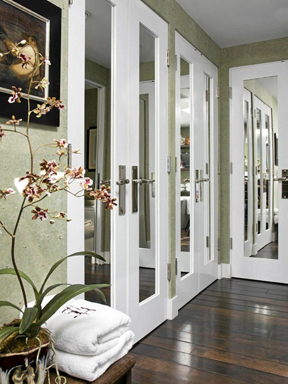 SPEIL: Speil på skapdørene kan gi en visuelt forstørrende effekt til rommet.