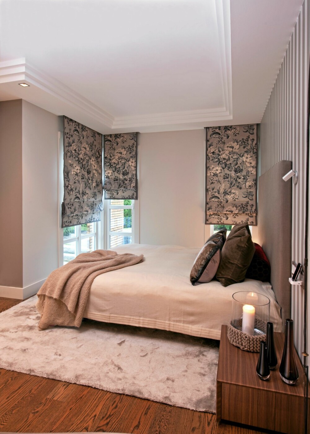 BEHAGELIG STYRING.Vinduene med liftgardiner går helt ned til gulvet. De kan styres fra brytere ved sengen og fra badet. Mykt teppe fra Ogeborg i farge Smoke er mykt å trå på. Teppe fra Ralph Lauren. Sengegavlen Easy har interiørdesigner Lone Haagensen tegnet. Den står på gulvet inntil veggen og følger gulvlistene. BEHAGELIG STYRING.Vinduene med liftgardiner går helt ned til gulvet. De kan styres fra brytere ved sengen og fra badet. Mykt teppe fra Ogeborg i farge Smoke er mykt å trå på. Teppe fra Ralph Lauren. Sengegavlen Easy har interiørdesigner Lone Haagensen tegnet. Den står på gulvet inntil veggen og følger gulvlistene.