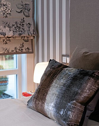 ROM MED UTSIKT. Fra hodeenden har beboerne fin utsikt ut til hagen. Puter fra Andrew Martin og Designers Guild. Det motoriserte liftopphenget er fra Silent Gliss. ROM MED UTSIKT. Fra hodeenden har beboerne fin utsikt ut til hagen. Puter fra Andrew Martin og Designers Guild. Det motoriserte liftopphenget er fra Silent Gliss.