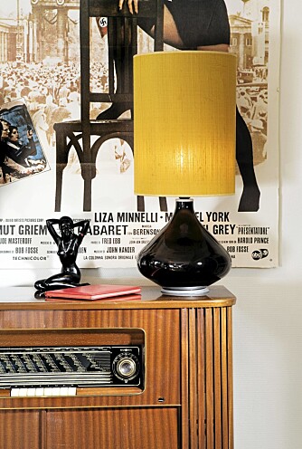 KUL LAMPE: Porselensfiguren av den afrikanske kvinnen har jeg fått i gave og filmplakaten har jeg kjøpt av en kompis som er i filmbransjen. Jeg har limt den på en mdfplate for å gjøre den litt mer varig. Den spanske lampen er fra Eske. KUL LAMPE: Porselensfiguren av den afrikanske kvinnen har jeg fått i gave og filmplakaten har jeg kjøpt av en kompis som er i filmbransjen. Jeg har limt den på en mdfplate for å gjøre den litt mer varig. Den spanske lampen er fra Eske.