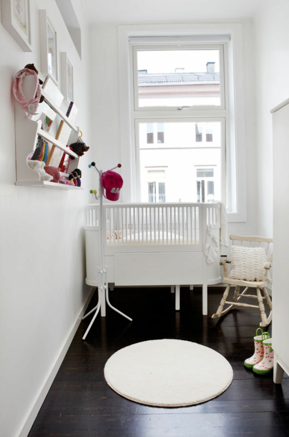 HVITT OG VAKKERT: Lille Tildes rom er hovedsaklig holdt i hvitt. Den nostalgiske barnesengen er funnet brukt på nettet.