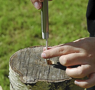 2. LEDNING: Før ledningen gjennom vedkubben. 2. LEDNING: Før ledningen gjennom vedkubben.