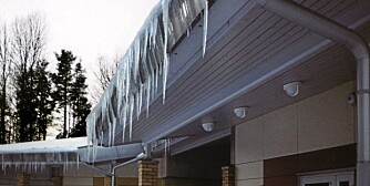 ISTAPPER: Utettheter i dampsperren kan føre til snøsmelting på taket og ising ved raft.