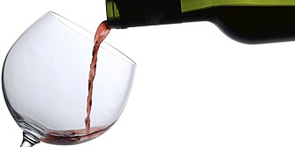IRRITERENDE: En dråpe rødvin på den nye, hvite blusen kan være nok til å ødelegge en kveld.