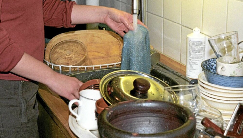 BAKTERIEPARADIS: Selv om vi skyller kluten skikkelig etter bruk, er gir den perfekt grobunn for bakterier. Men hvor ofte skal den byttes? BAKTERIEPARADIS: Selv om vi skyller kluten skikkelig etter bruk, er gir den perfekt grobunn for bakterier. Men hvor ofte skal den byttes?
