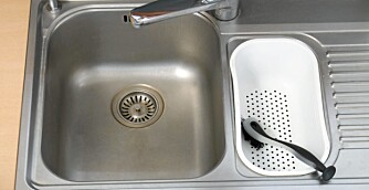 JEVNLIG RENHOLD: Hold oppvaskbenken og vasken din ren og pen ved å rengjøre den ofte.