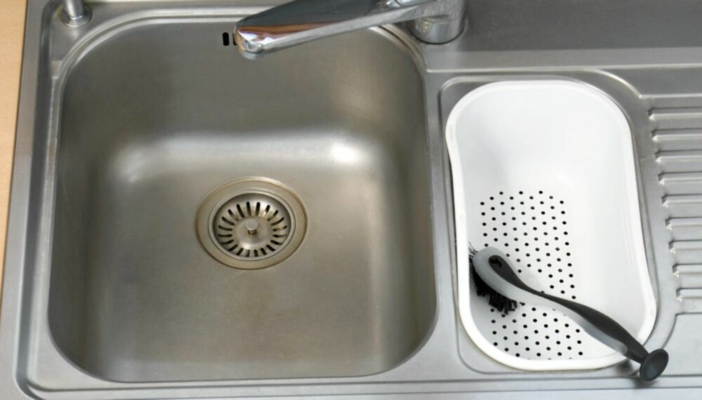 JEVNLIG RENHOLD: Hold oppvaskbenken og vasken din ren og pen ved å rengjøre den ofte.
