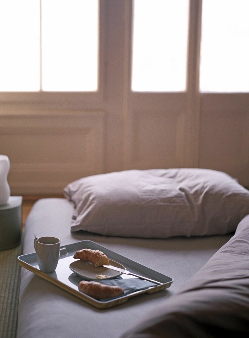 SENGEHYGGE: Ifølge ekspertene bør man absolutt ikke drikke og spise i sengen. Så da trenger du ikke å bekymre deg over uromantiske kjærester som aldri kommer med frokost på sengen til deg. SENGEHYGGE: Ifølge ekspertene bør man absolutt ikke drikke og spise i sengen. Så da trenger du ikke å bekymre deg over uromantiske kjærester som aldri kommer med frokost på sengen til deg.