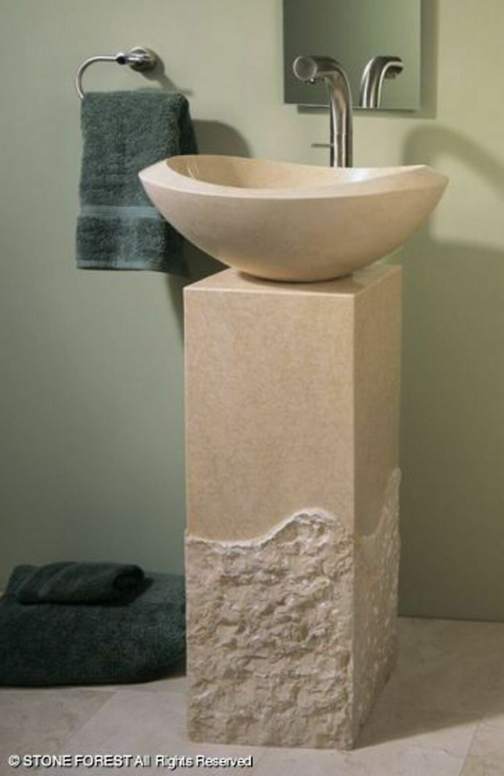 Tør du gå for annet enn hvit marmor? Denne vasken, på Roma pidestall er fra Stone Forest.