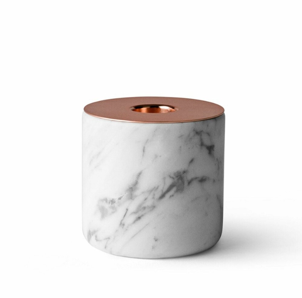 KOBBER OG MARMOR: Andreas Engeviks har designet lysestaken ""Chunk"". Kombinasjonen marmor og kobber er trendy.