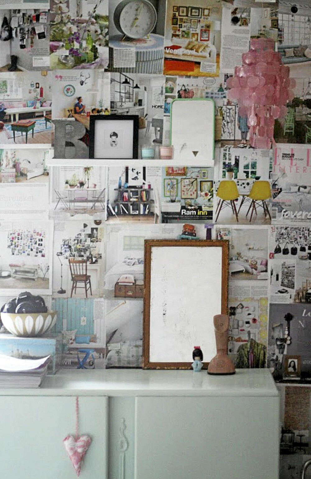 KREATIV VEGG: Den fineste veggen i leiligeten har Ida selv dekorert med bilder fra magasiner.