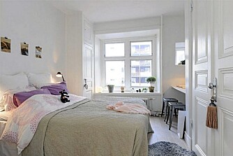 SOVEROM: Soverommet er lyst og delikat som resten av leiligheten SOVEROM: Soverommet er lyst og delikat som resten av leiligheten