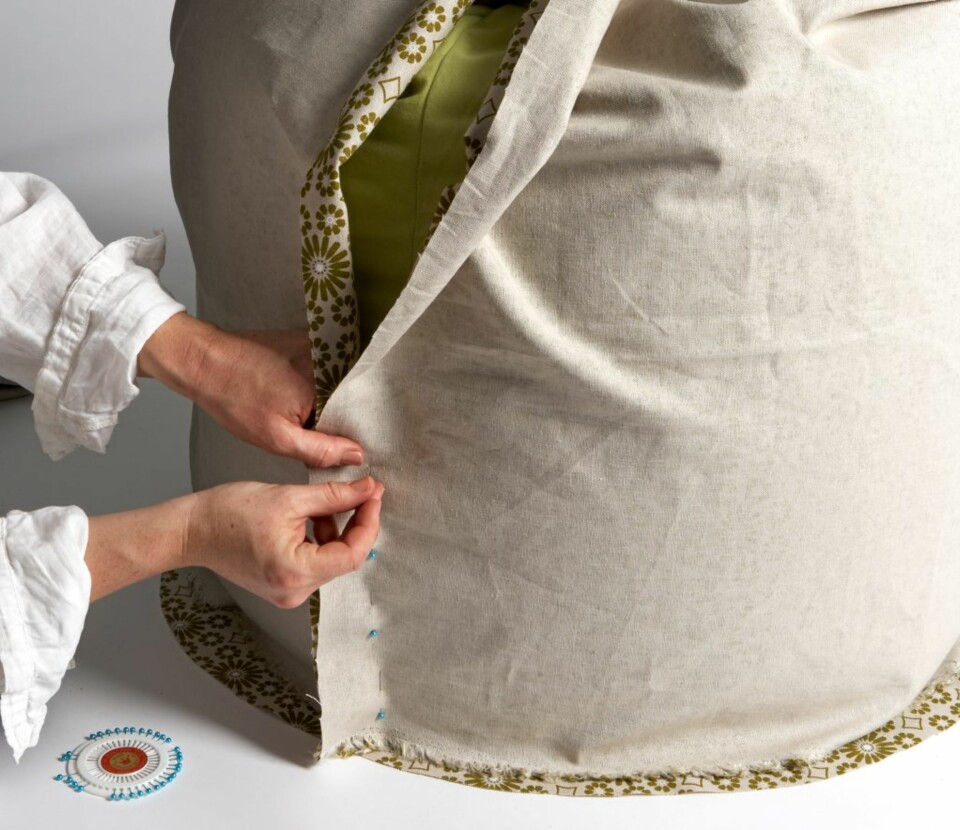 3: Dra stoffet, med rettsiden inn, rundt saccosekken.