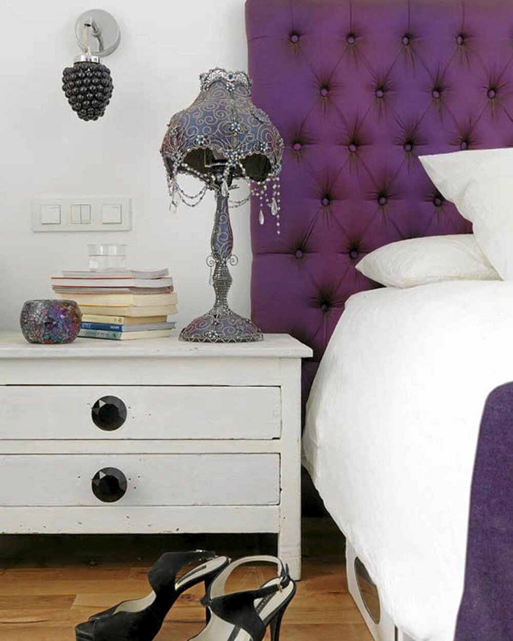 FARGEKLATTER: Leiligheten har gjennomgående fargeklatter i interiøret. På soverommet er det lilla som gjelder.