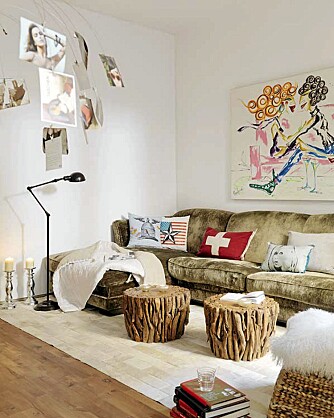 TØFFE MØBLER: Rustikke møbler i tre og en vintage sofa fyller den lyse stuen. TØFFE MØBLER: Rustikke møbler i tre og en vintage sofa fyller den lyse stuen.