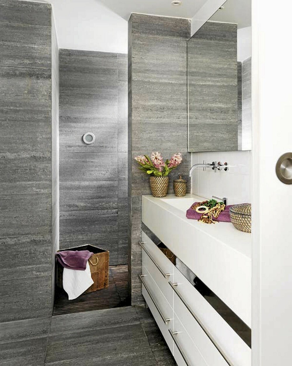 BAD: På badet er det også innslag av den gjennomgående fiolette fargen BAD: På badet er det også innslag av den gjennomgående fiolette fargen
