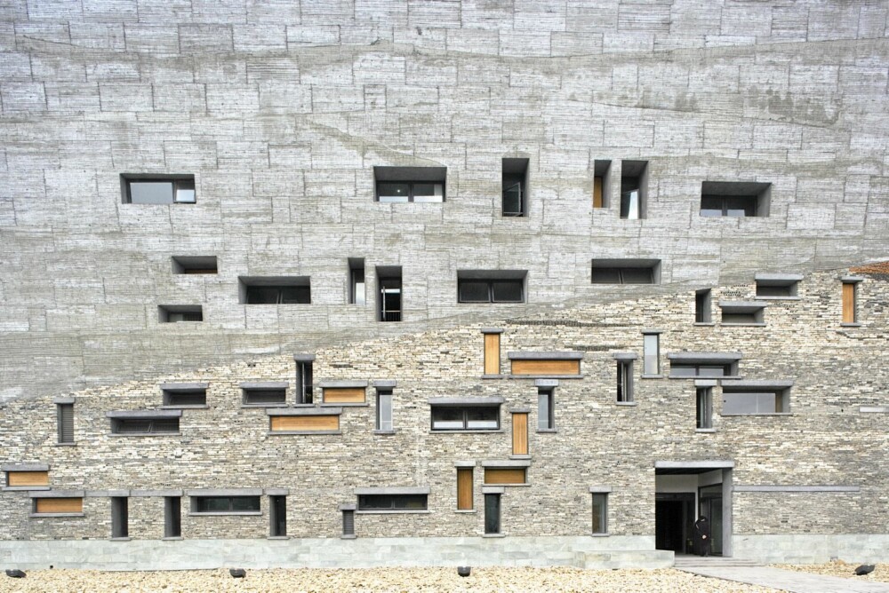 KULE FORMER: Et vegg med vinduer preger Ningbo History Museum signert arkitekt Wang Shu