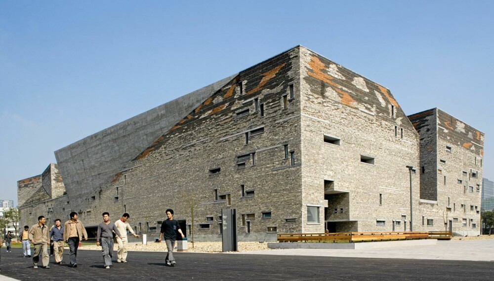 DETTE PROSJEKTET ER EN PRISVINNER: Resyklerte materialer preger både fasader og andre deler av det historiske museet i kystbyen Ningbo sør for Shanghai.