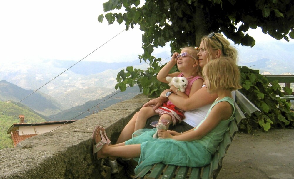 ITALIAFRELST FAMILIE: Juni sammen med døtrene Ella Fiola og Lisa Lubelia.