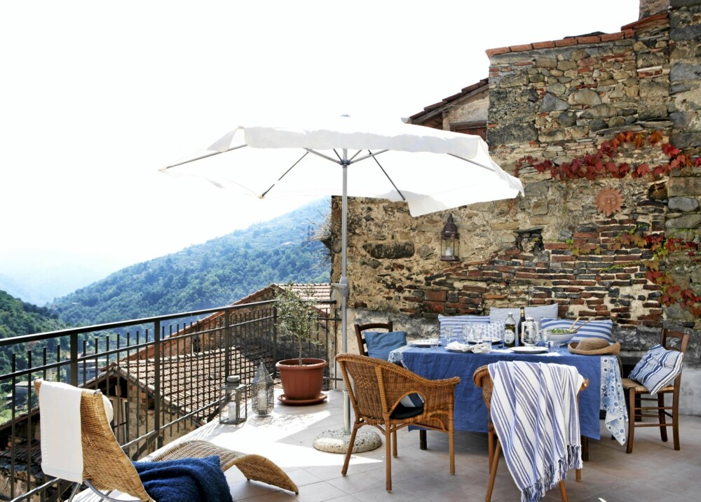 DET SØTE UTELIV: Familiens fantasi og ståpåvilje er unik. Men dragningen mot å dyrke det gode liv på en slik terrasse er temmelig uoriginal. Kurvmøblene og parasollen er fra Ikea i Genova, putetrekkene er sydd av kjøkkenhåndklær, mens det stripede teppet er fra Lexington. DET SØTE UTELIV: Familiens fantasi og ståpåvilje er unik. Men dragningen mot å dyrke det gode liv på en slik terrasse er temmelig uoriginal. Kurvmøblene og parasollen er fra Ikea i Genova, putetrekkene er sydd av kjøkkenhåndklær, mens det stripede teppet er fra Lexington.
