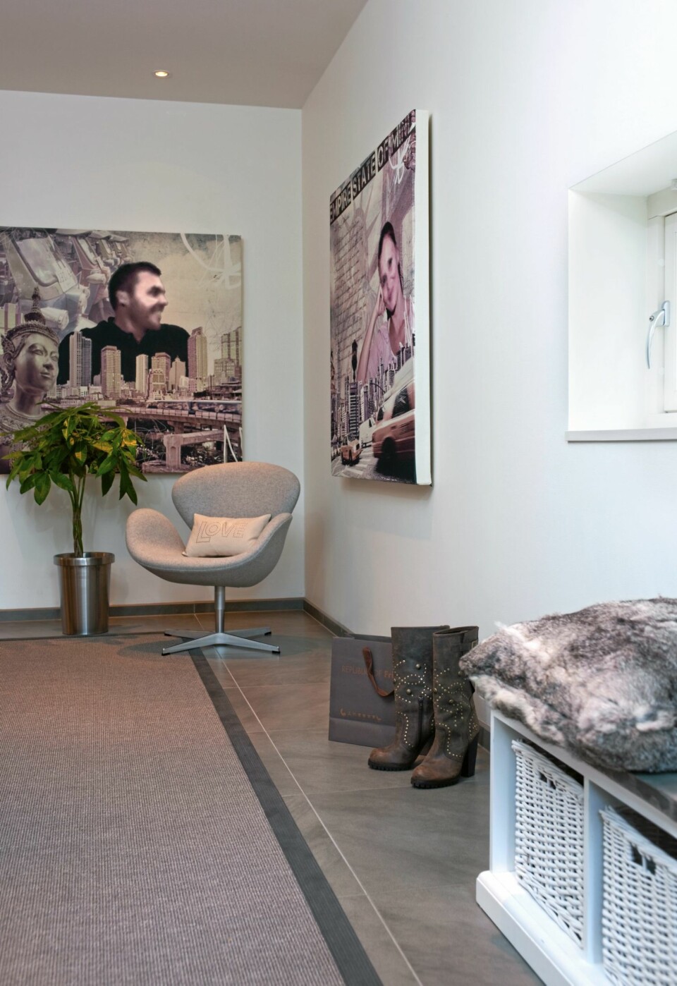 LYDPLATER PÅ VEGGEN. I hallen er det hengt opp spesialdesignede
lydplater fra Silencio, 120 x 120 cm, designet av
Richard Hatleskog, popart.no Svanen er en stoppet stol fra Fritz Hansen, og sisalteppet er bestilt etter mål. Lyddempende lerretsbilder fås også hos blant andre Sumopix.