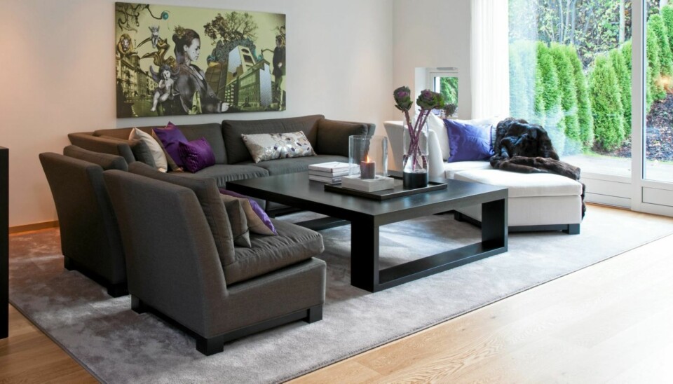 XX-LARGE. I store åpne rom er det nødvendig med store møbler og tepper for å dempe akustikken. Gjestfri sofa fra Slettvoll og ekstra stort teppe fra JAB. Det måler 500 x 350 cm, vanlig størrelse er 240 x 170 cm.