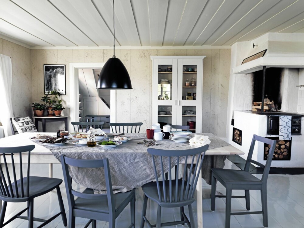 SVANEMERKET TIL BORDS: Langbordet fra Norrgavel fås med én eller to ileggsplater som er skjult under bordplaten, kr 10 900 - kr 19 600. SVANEMERKET TIL BORDS: Langbordet fra Norrgavel fås med én eller to ileggsplater som er skjult under bordplaten, kr 10 900 - kr 19 600.