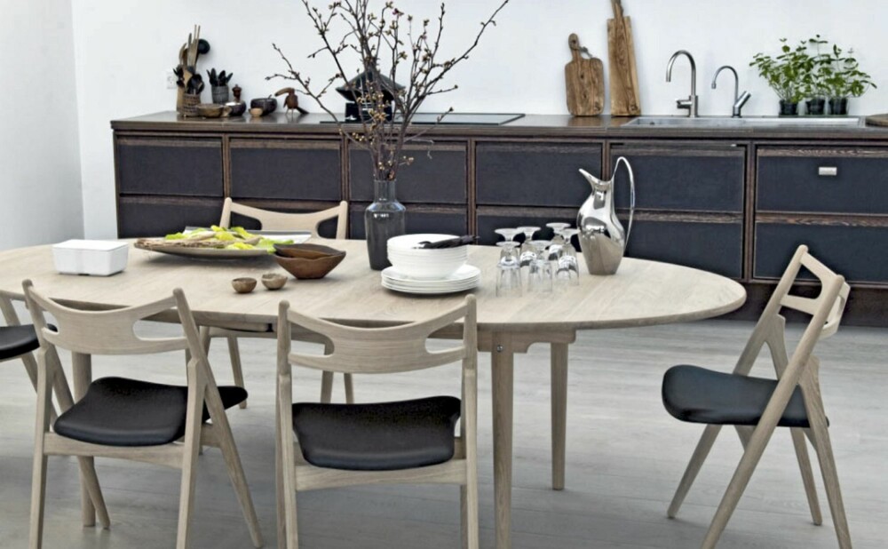 DANSK 50-ÅRING: Det ovale bordet CH 339 fra Carl Hansen ble designet i 1962, og er like aktuelt i dag, fra kr 31 145, roberttandberg.com. DANSK 50-ÅRING: Det ovale bordet CH 339 fra Carl Hansen ble designet i 1962, og er like aktuelt i dag, fra kr 31 145, roberttandberg.com.
