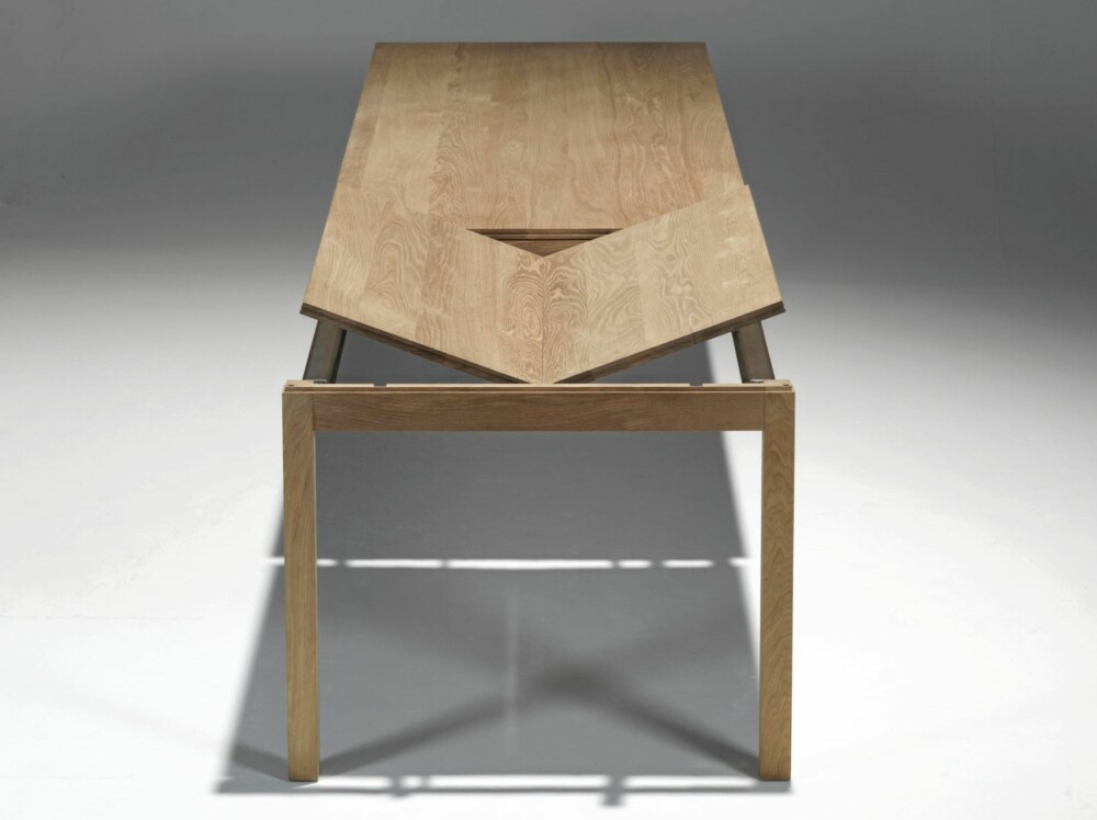 SOMMERFUGLEFFEKT: Eikebordet Engø fra Tonning kommer med Butterflyplater, kr 29 900. SOMMERFUGLEFFEKT: Eikebordet Engø fra Tonning kommer med Butterflyplater, kr 29 900.